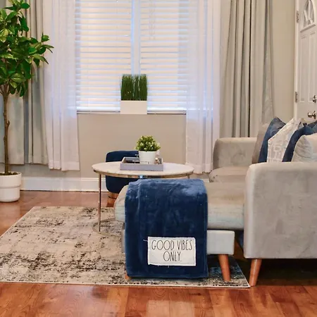 Beautiful Irving Two Bedroom Apartment Philadelphia Exterior photo